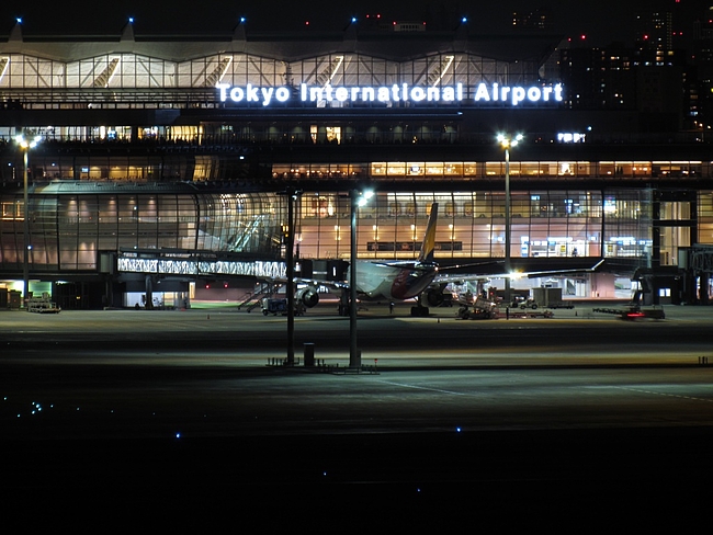夜間の羽田空港